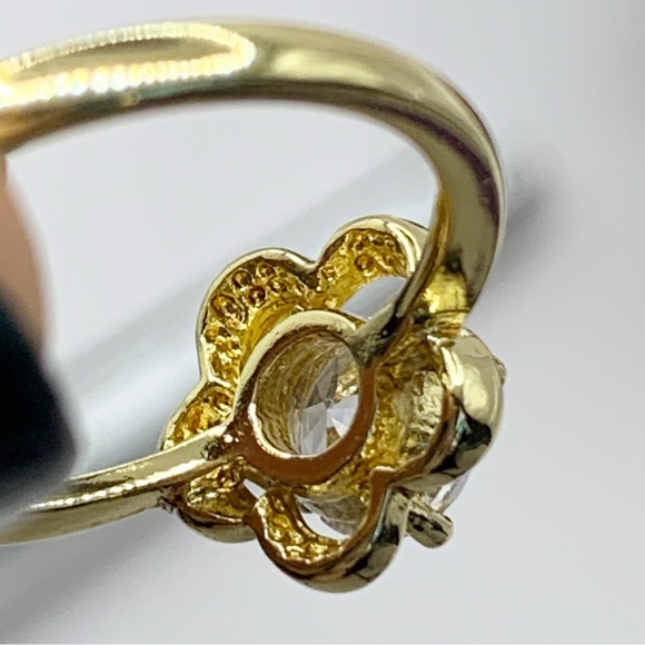 NEW gold plated sparkling flower solitaire cocktail ring sz 7 - Picture 10 of 10
